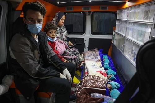 Bebeluși născuți prematur evacuați de la Spitalul Al-Shifa din Gaza, Foto: MOHAMMED ABED / AFP / Profimedia