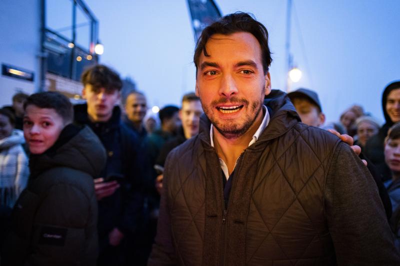 Deputatul belgian Thierry Baudet a fost lovit in cap de mai multe ori cu o sticla de bere, Foto: Hollandse Hoogte / Shutterstock Editorial / Profimedia