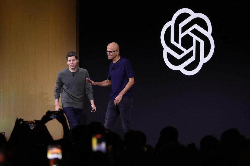 Sam Altman si Satya Nadella, CEO al Microsoft, Foto: JUSTIN SULLIVAN / Getty images / Profimedia