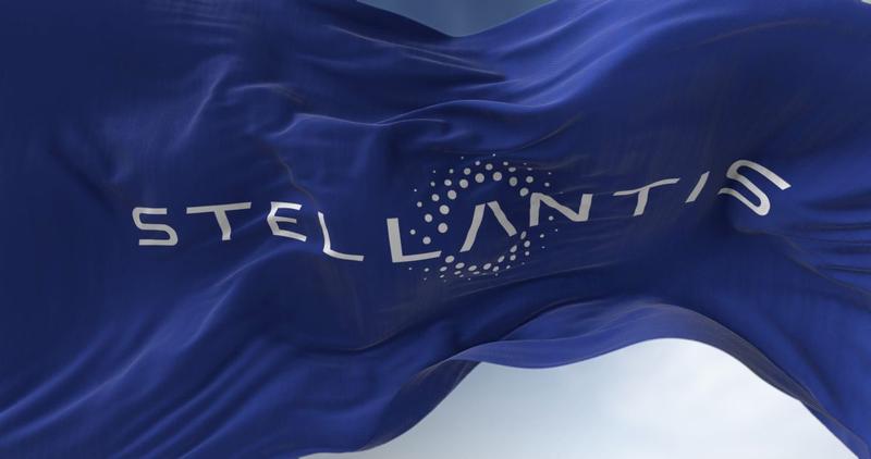 Un drapel cu logo-ul Stellantis, Foto: Shutterstock