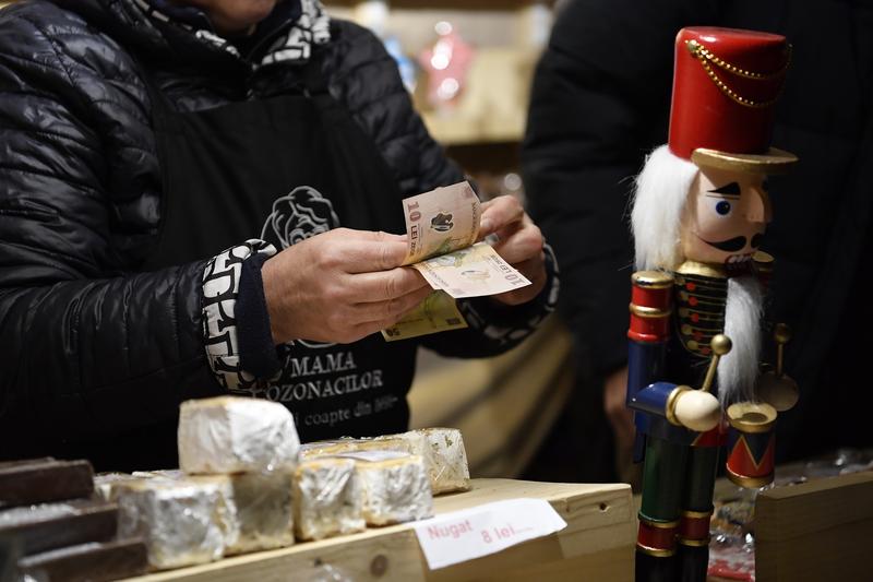 Cumpărături cu bani cash la un târg de Crăciun, Foto: Inquam Photos / Alex Nicodim