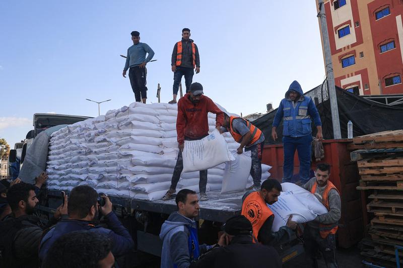 Palestinieni din Cisiordania impartind ajutoare primite, Foto: SAID KHATIB / AFP / Profimedia