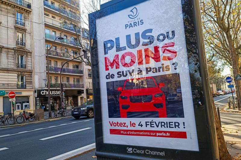 Parisul va organiza un referendum local pe 4 februarie 2024 cu privire la „locul SUV-urilor în capitala franceză”, Foto: Riccardo Milani / AFP / Profimedia Images