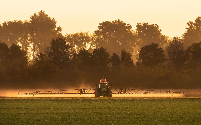 Câmp stropit pentru tratarea culturilor, Foto: Wolfram Steinberg / DPA / Profimedia