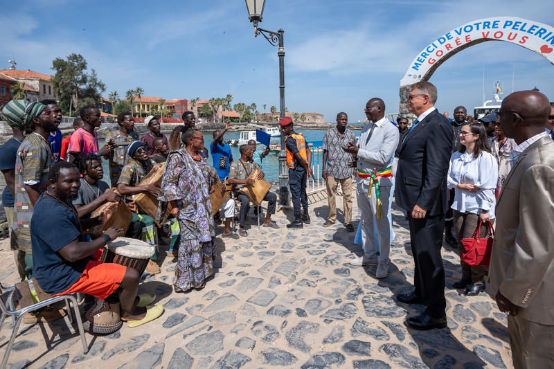 Klaus Iohannis, în Insula Gorée, patrimoniu UNESCO, fost avanpost al comerțului cu sclavi, Foto: Administratia Prezidentiala