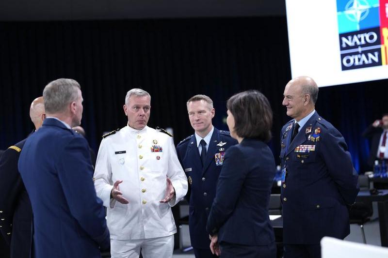 Rob Bauer (in uniforma de amiral) la o reuniune NATO, Foto: Bernat Armangue / AP - The Associated Press / Profimedia Images