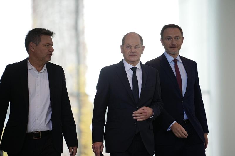 Olaf Scholz, flancat de cei mai importanti ministri ai sai: Christian Lindner (in stanga sa) si Robert Habeck (dreapta), Foto: dpa picture alliance / Alamy / Profimedia