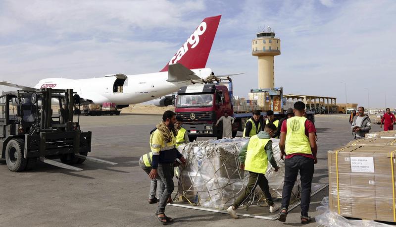 Ajutoare umanitare pentru Gaza sosesc pe aeroportul din Arish, Peninsula Sinai din estul Egiptului, Foto: Michinari Nishida / AP / Profimedia