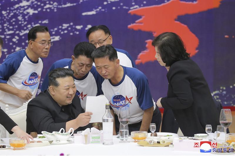 Kim Jong Un alaturi de oficiali ai NATA, agentia spatiala a Coreei de Nord, Foto: KCNA via KNS / Associated Press / Profimedia Images