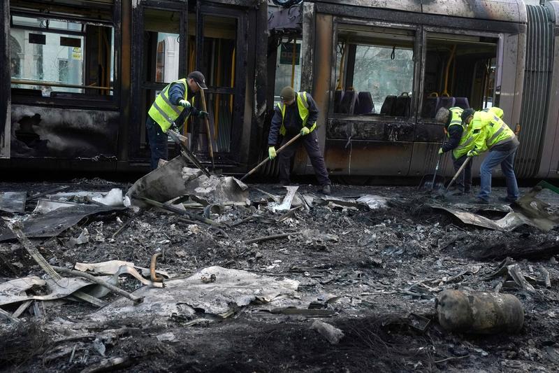 Un autobuz a fost ars în timpul revoltei violente de la Dublin, Foto: Brian Lawless / PA Images / Profimedia