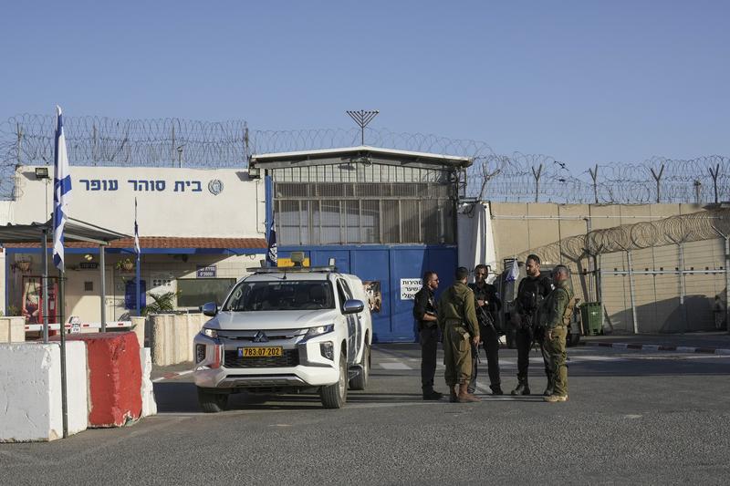 Soldatii israelieni stau în fața închisorii militare Ofer, unde se ateapta eliberarea prizonierilor palastinieni, Foto: Mahmoud Illean / AP / Profimedia