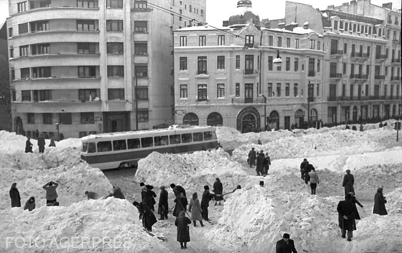 Bucuresti - iarna anului 1954. Actiune de deszapezire pe B-dul Carol., Foto: Agerpres