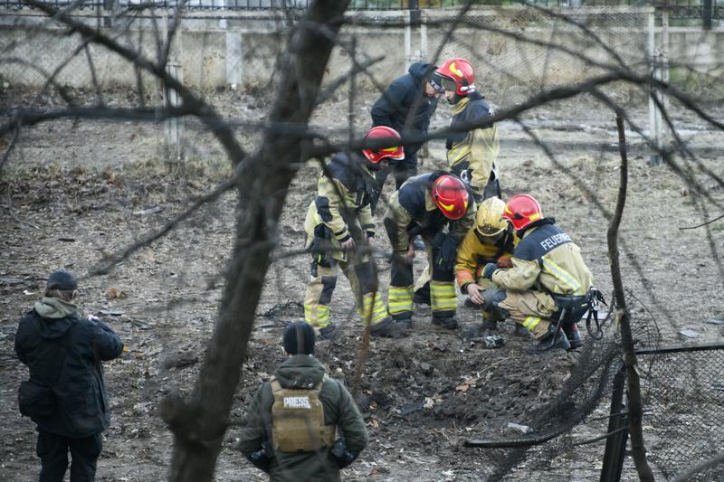 Experti analizeaza urmarile unei explozii dupa atacul cu drone asupra Kievului, Foto: Maxym Marusenko / Zuma Press / Profimedia