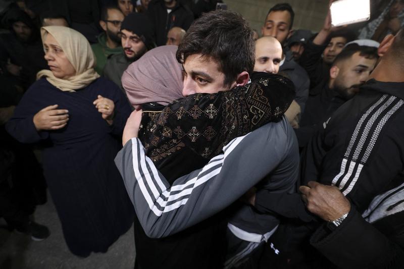 Prizonierul palestinian Khalil Zama își îmbrățișează mama după ce a fost eliberat dintr-o închisoare israeliană, Foto: Hazem Bader / AFP / Profimedia Images