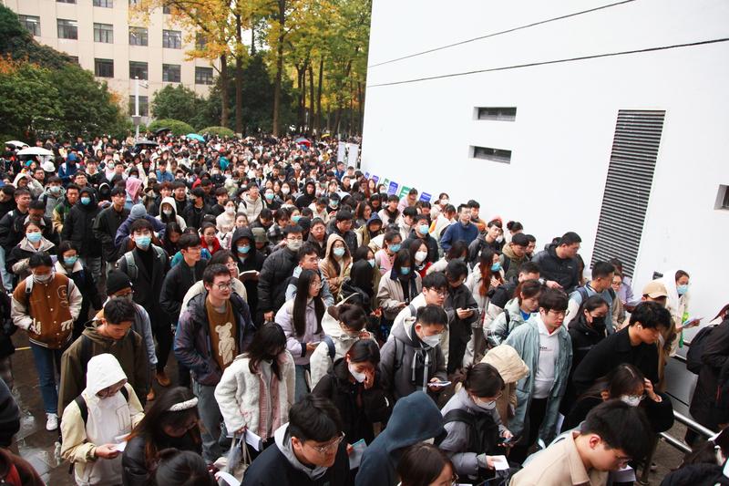 Chinezi asteptand sa intre la examenul pentru intrarea in administratia publica, Foto: Costfoto/NurPhoto / Shutterstock Editorial / Profimedia