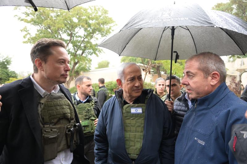 Benjamin Netanyahu l-a dus pe Elon Musk să vadă un kibbutz care a fost vizat de atacul Hamas , Foto: Amos Ben-Gershom / UPI / Profimedia