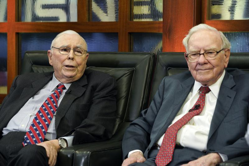 Charlie Munger (stanga) alaturi de Warren Buffett, Foto: Nati Harnik / Associated Press / Profimedia Images