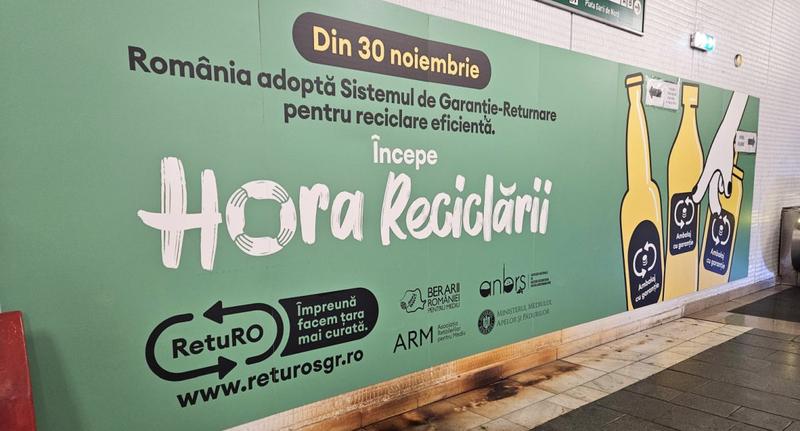 Un banner despre Sistemul garantir Returnare la metrou, Foto: Vlad Barza / HotNews.ro