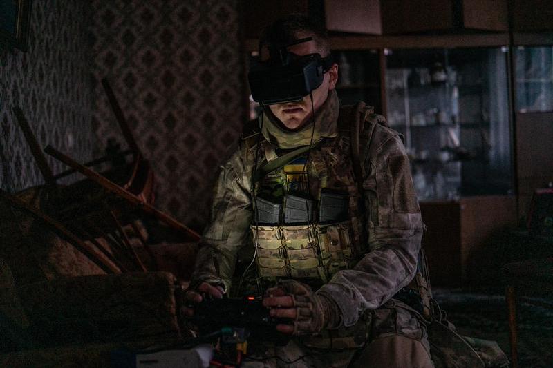 Un soldat ucrainean desfășoară o misiune cu drona FPV pentru a ținti pozițiile rusești de pe malul estic al râului Nipru, Foto: Virginie Nguyen Hoang / AFP / Profimedia