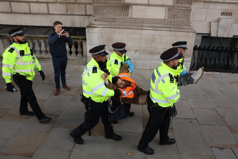 activist Just Stop Oil retinut de politie , Foto: Daniel LEAL / AFP / Profimedia