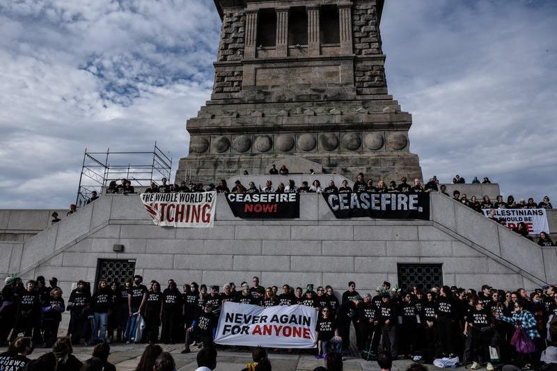 Activiști de la Jewish Voice for Peace ocupă piedestalul Statuii Libertății pe 6 noiembrie 2023 în New York City, Foto: STEPHANIE KEITH / Getty images / Profimedia