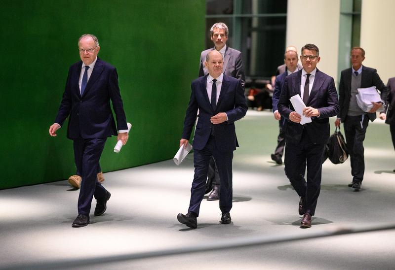 Olaf Scholz alaturi de reprezentanti ai landurilor germane, Foto: Bernd von Jutrczenka / DPA / Profimedia