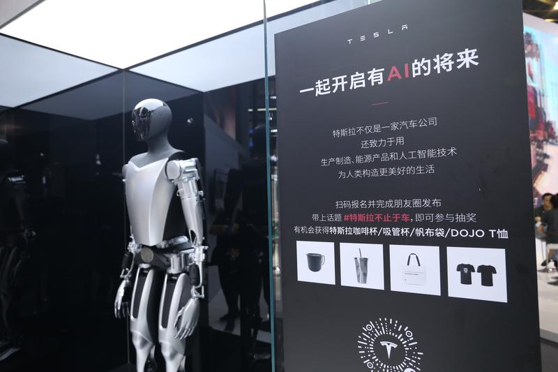 Robotul „Optimus” al Tesla prezentat la Shanghai, Foto: Cfoto / Zuma Press / Profimedia