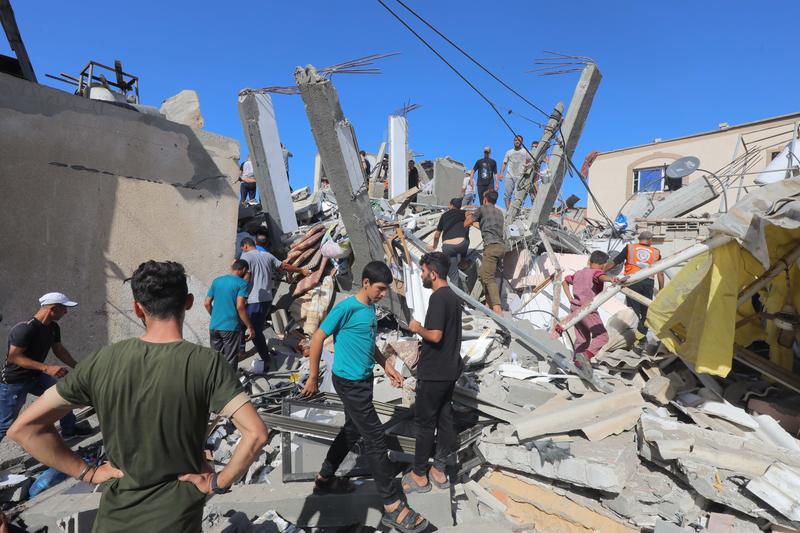 Operațiuni de căutare a victimelor de sub dărâmături din Gaza, 7 octombrie , Foto: Profimedia Images