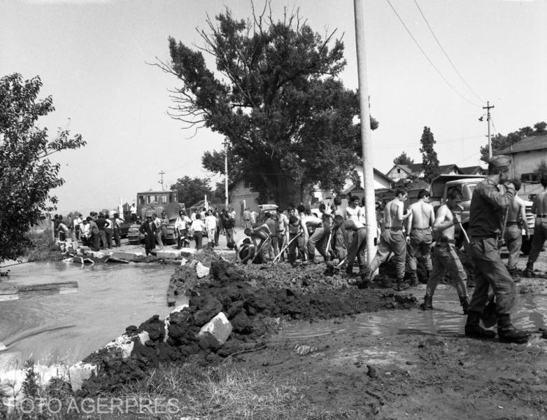 Lucrari de diminuare a efectelor inundatiilor la stavilarul Ciurel din Capitala 1975, Foto: Agerpres