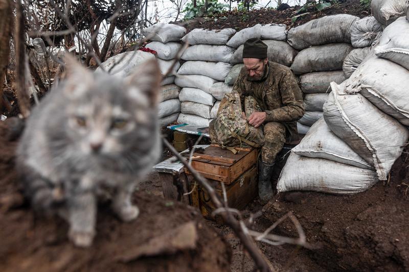 Soldat ucrainean într-o tranșee de lângă localitatea New York din regiunea Donețk, Foto: AA/ABACA / Abaca Press / Profimedia