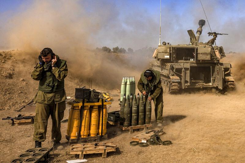 Obuzier autopropulsat israelian în acțiune lângă granița cu Fâșia Gaza, Foto: Menahem Kahana / AFP / Profimedia Images