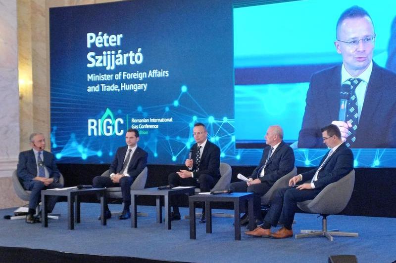 Ministrul maghiar de Externe, Peter Szijjarto (mijloc) participă la Romanian International Gas Conference, Foto: HotNews.ro