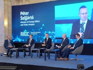 Ministrul maghiar de Externe, Peter Szijjarto (mijloc) participă la Romanian International Gas Conference, Foto: HotNews.ro