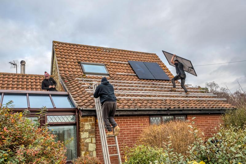 Panouri fotovoltaice instalate pe acoperiș, Foto: UrbanImages / Alamy / Alamy / Profimedia