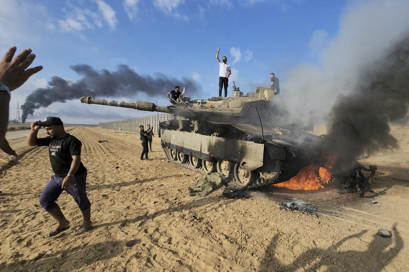 Fotografie cu un tanc israelian în flăcări realizată de un colaborator AP pe 7 octombrie, Foto: Hassan Eslaiah / AP / Profimedia