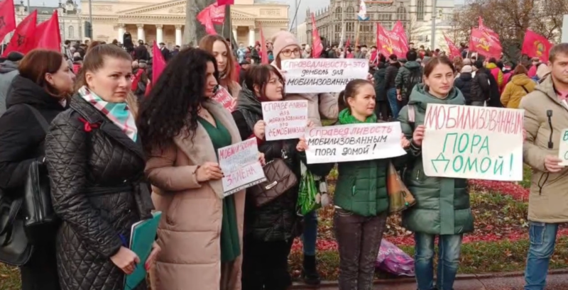 Femei din Moscova la un protest de 5 minute pentru întoarcerea acasă a bărbaților de pe front, Foto: Screenshot via Facebook