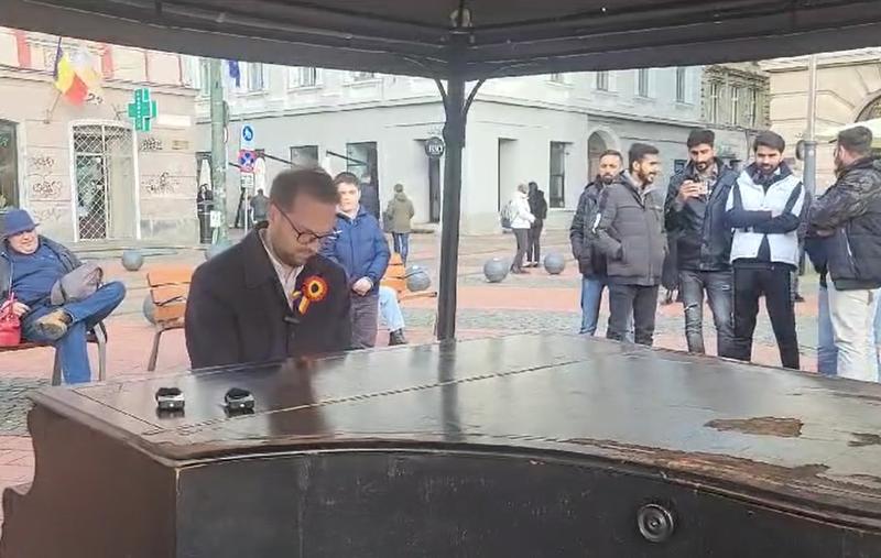 Primarul Timișoarei, Dominic Fritz, cântă la pian „Deșteaptă-te, române!”, Foto: Captura video