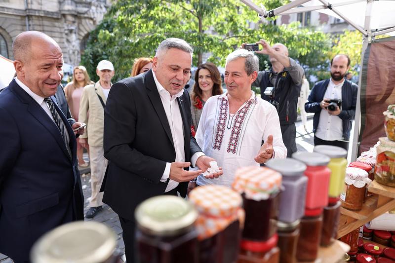Florin Barbu, minitrul Agriculturii, la un târg de produse tradiționale, Foto: Inquam Photos - Sabin Cirstoveanu