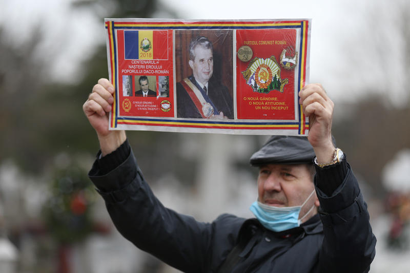 Câteva zeci de persoane comemoreaza nasterea lui Nicolae Ceausescu la Cimitirul Ghencea din Bucuresti pe 26 ianuarie 2021, Foto: Inquam Photos / Sabin Cirstoveanu