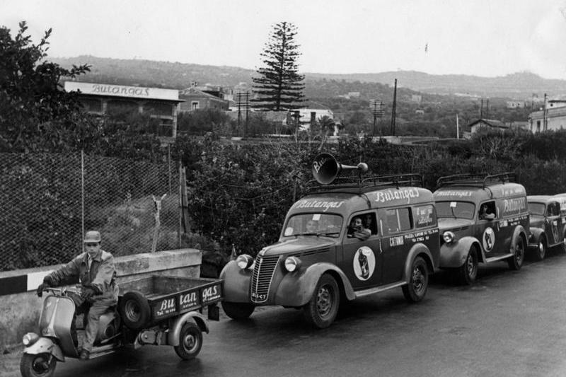 Coloana automobilelor publicitare ButanGas, Catania, anii 1950, Foto: Arhiva ButanGas