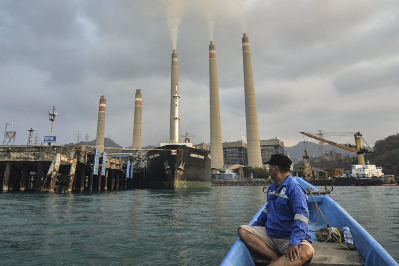 Termocentrală pe cărbuni din Indonezia, cel mai mare exportator de cărbune din lume, Foto: Ronald SIAGIAN / AFP / Profimedia