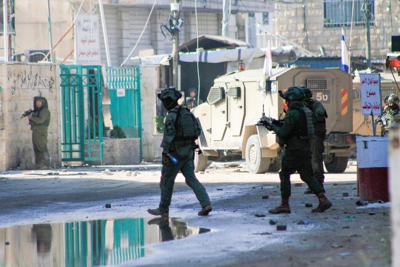Soldații israelieni își iau pozițiile în urma unei incursiuni israeliene în Jenin- 14 decembrie 2023, Foto: Nasser Ishtayeh / Zuma Press / Profimedia