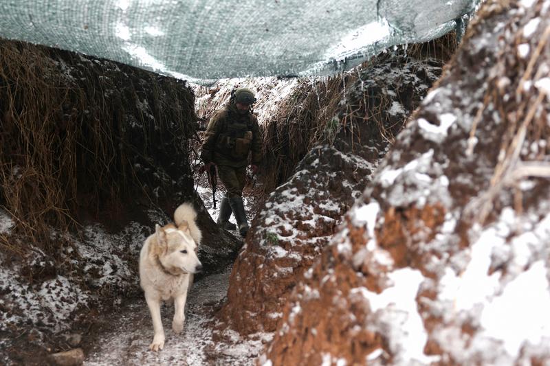 Soldat ucrainean într-o tranșee aproape de Horlivka, regiunea Donețk, Foto: Anatolii Stepanov / AFP / Profimedia