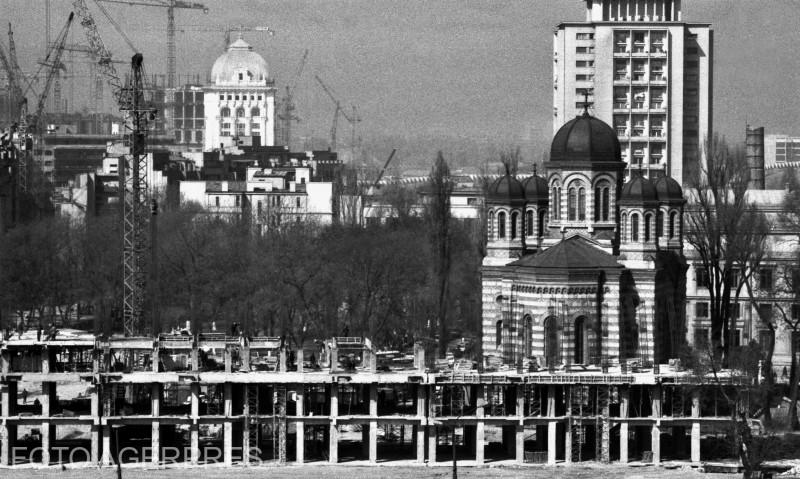 Biserica „Domnița Bălașa” în zona de construcție a Centrului Civic din București (1986), Foto: AGERPRES FOTO/ARHIVA ISTORICA