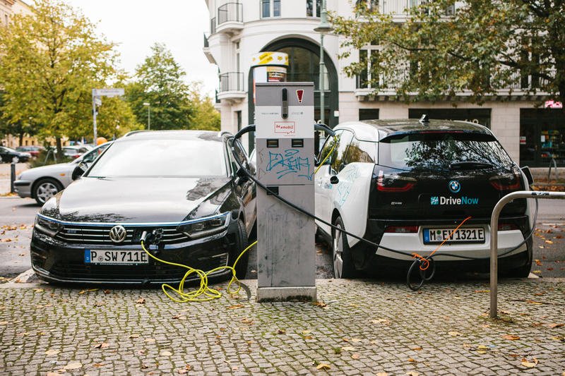 Mașini electrice la încărcat în Berlin, Foto: Franz1212 | Dreamstime.com