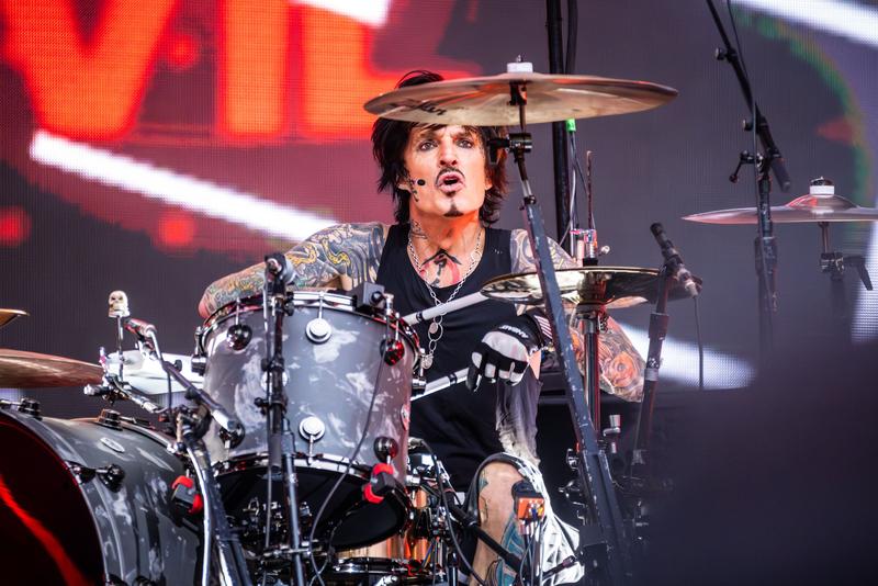 Tommy Lee în timpul unui concert Motley Crue, Foto: Chris Putnam / Shutterstock Editorial / Profimedia