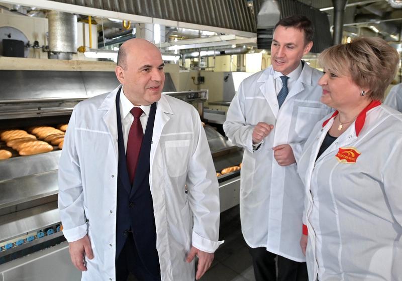 Rusia: Premierul Mihail Mișustin și ministrul agriculturii Dmitri Patruşev, la o fabrică de pâine, Foto: Alexander Astafyev / Sputnik / Profimedia