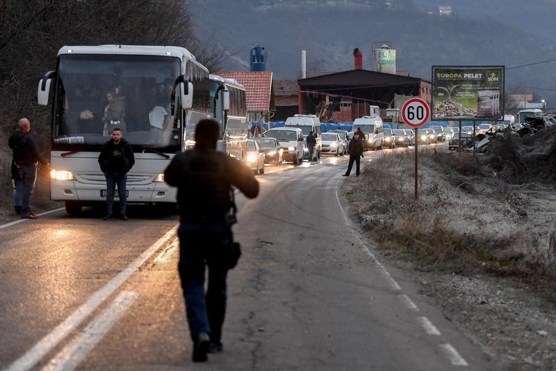 Autocare cu sârbi kosovari trec granița din Kosovo în Sebia, Foto: STRINGER / AFP / Profimedia