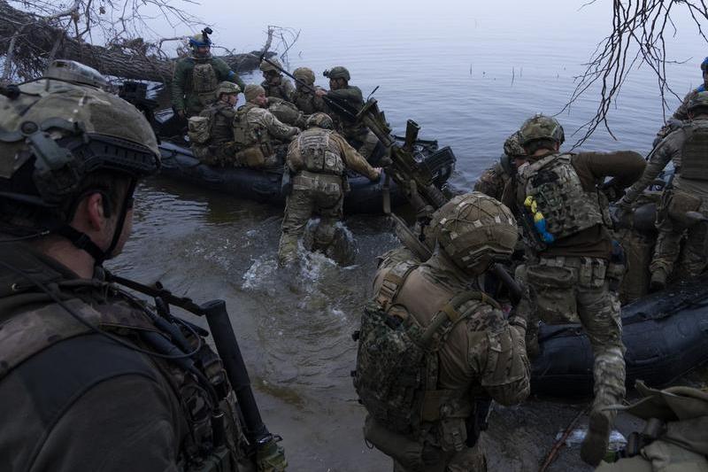 Militari ucraineni se urcă la bordul unei bărci pe malul râului Nipru, pe linia frontului de lângă Herson, Foto: Mstyslav Chernov / AP / Profimedia