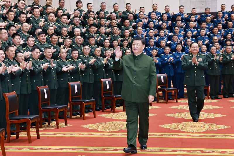 Xi Jinping alaturi de ofiteri ai fortelor armate chineze, Foto: Li Gang / Xinhua News / Profimedia Images